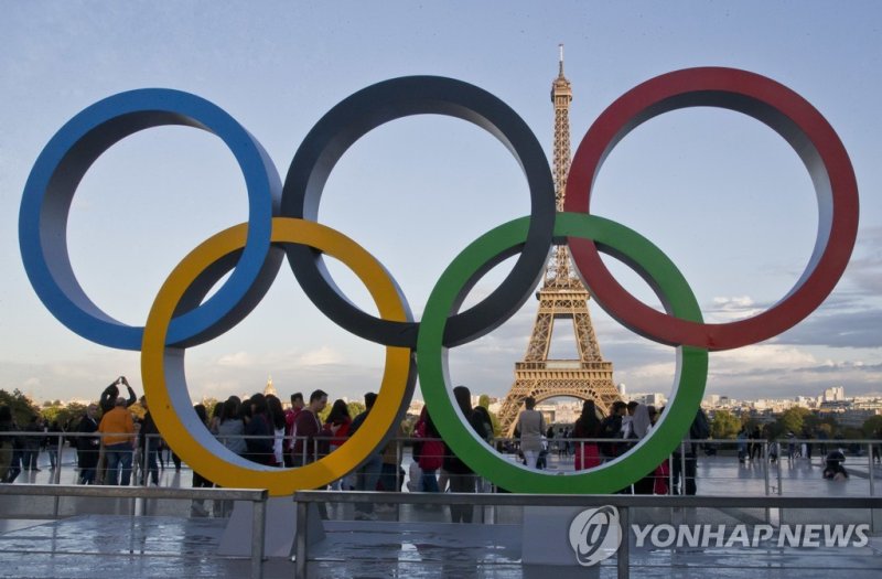 에펠탑을 배경으로 파리에 설치된 올림픽 오륜기/사진=연합뉴스