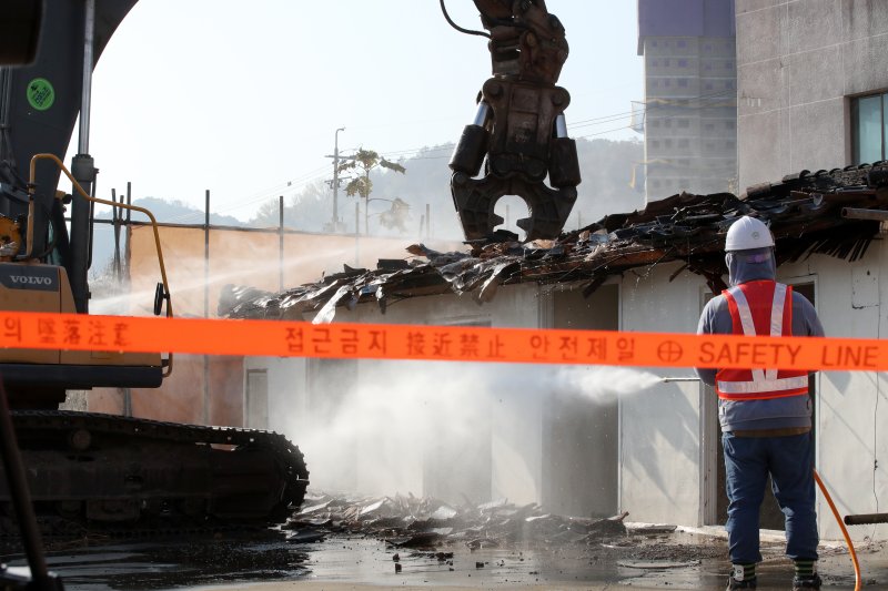 지난해 11월7일 오전 광주 동구 학동4구역재개발 사업지 내 건축물 철거 공사가 중지 1년 5개월여 만에 재개되고 있다. 철거 공사 대상지는 학동 901-145번지로 연면적 29.09㎡의 1층짜리 목조 주택이다. 2022.11.7/뉴스1 ⓒ News1 이승현 기자