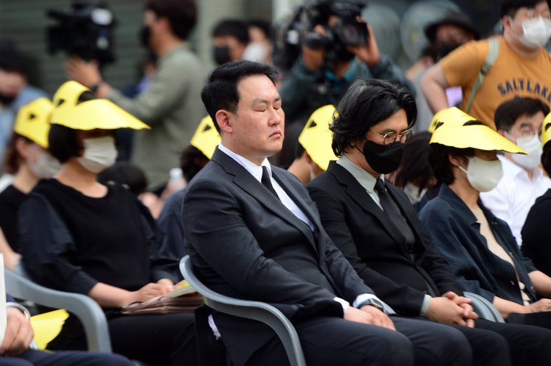 광주 '학동 참사' 1주기인 지난해 6월9일 오후 광주 동구 증심사입구역 인근 사고 현장에서 추모식이 열린 가운데 이진의 학동참사 유족 대표가 눈을 감고 있다. 지난해 6월9일 광주 동구 학동 재개발 지역에서 철거공사 중이던 5층 건물이 무너져 내려 정차한 54번 버스가 매몰, 탑승객 17명 중 9명이 숨졌다. 2022.6.9/뉴스1 DB