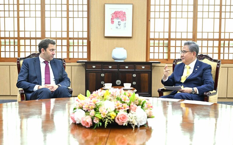 박진 외교부 장관(오른쪽)과 라스 클링바일 독일 사민당 공동대표. (외교부 제공) 2023.6.8/뉴스1