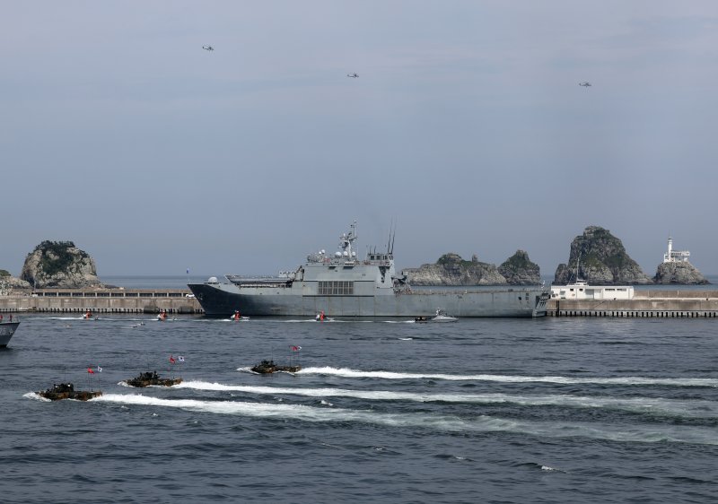 지난 2023년 6월 8일 오후 부산작전기지에서 유·무인 복합전투체계 '네이비 씨 고스트(Navy sea Ghost)를 적용한 상륙작전이 시연되고 있다. 이날 시연에서 무인전력으로 무인수상정(USV)와 무인항공기(UAV) 30여대가 동원됐다. 연합뉴스