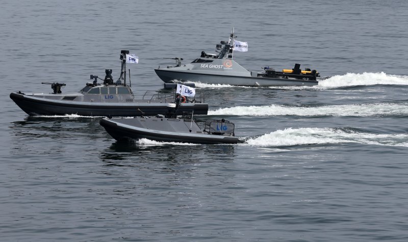 무인전력을 활용한 상륙작전 시연. 지난 6월 8일 오후 부산작전기지에서 유·무인 복합전투체계 '네이비 씨 고스트(Navy sea Ghost)를 적용한 상륙작전을 시연했다. 이날 시연에서 무인전력으로 무인수상정(USV)와 무인항공기(UAV) 30여대가 동원됐다. 시연은 해군·해병대가 무인 전력을 이용해 적이 부설한 기뢰와 해안 방어 미사일기지, 소형 함정을 제거한 뒤 해안에 상륙한다는 시나리오로 진행됐다. 사진=연합뉴스