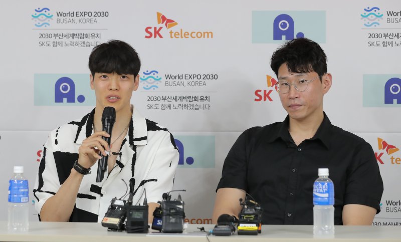 [서울=뉴시스] 김금보 기자 = 프로농구 서울 SK 나이츠 오세근(오른쪽)과 김선형이 8일 오후 서울 강남구 KBL센터에서 기자회견을 하고 있다. 2023.06.08. kgb@newsis.com