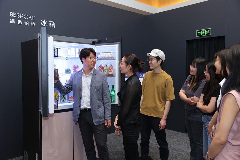삼성전자가 8~9일(현지시간) 중국 베이징에서 개최한 '2023 중국 테크 세미나'에 참석한 관계자들이 삼성전자의 2023년형 TV와 생활가전 제품에 대한 설명을 듣고 있다. 삼성전자 제공
