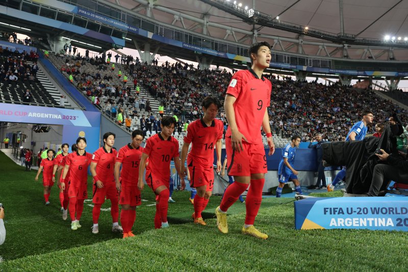 (라플라타(아르헨티나)=뉴스1) 이승배 기자 = 8일(현지시간) 아르헨티나 라플라타 라플라 스타디움에서 열린 'FIFA U-20 월드컵 아르헨티나 2023' 준결승전 한국과 이탈리아의 경기에서 한국 선수들이 입장하고 있다. 2023.6.9/뉴스1 /사진=뉴스1화상