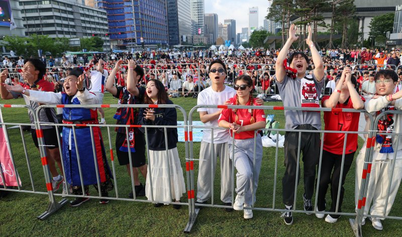 광화문광장에서 U-20 월드컵 4강전 거리 응원 (서울=연합뉴스) 신현우 기자 = 2023 국제축구연맹(FIFA) 20세 이하(U-20) 월드컵 4강전 한국과 이탈리아의 경기가 열린 9일 오전 서울 종로구 광화문광장에서 축구팬들이 국가대표팀을 응원하고 있다. 2023.6.9 nowwego@yna.co.kr (끝)