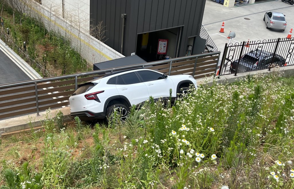 부천서 SUV 도로경계석 넘어 5m 아래 추락…50대 운전자 부상 - 파이낸셜뉴스