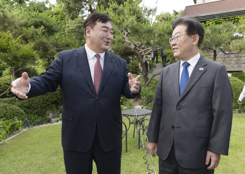 이재명 더불어민주당 대표가 8일 오후 서울 성북구 중국대사관저를 방문해 싱하이밍 주한중국대사와 관저를 둘러보며 대화를 나누고 있다./뉴스1