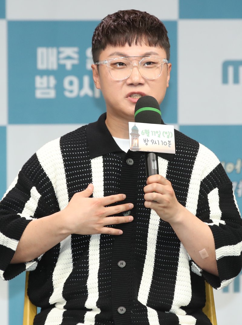 여행 유튜버 빠니보틀이 9일 오후 서울 마포구 MBC 골든마우스홀에서 열린 MBC 새 예능프로그램 ‘태어난 김에 세계일주2’(태계일주2) 제작발표회에서 인사말을 하고 있다. ‘태계일주2’는 기안84의 버킷리스트이자 삶과 죽음이 공존하는 미지의 나라 인도 여행기를 그렸다. 2023.6.9/뉴스1 ⓒ News1 권현진 기자