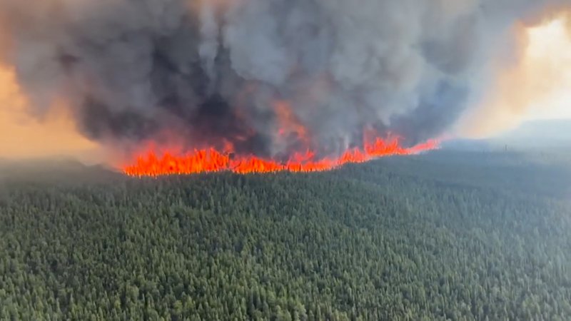 지난달 초 캐나다 동부 퀘벡주를 중심으로 발생한 산불이 끊임없이 확산하는 가운데 지난 6월 8일(현지시간) 서부 브리티시컬럼비아의 텀블러 리지에서 불길과 연기가 치솟고 있다. 이번 산불로 지금까지 380만 헥타르(3만8천㎢)의 국토가 소실됐다. 사진=연합뉴스