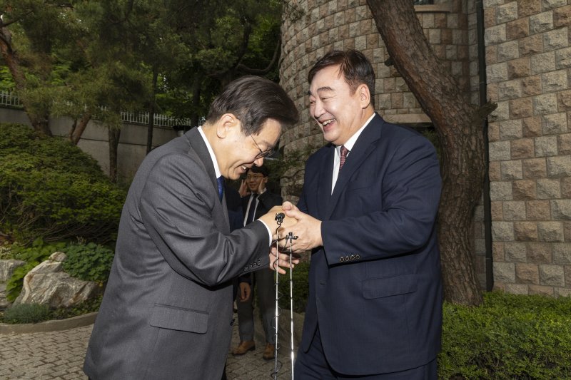 이재명 더불어민주당 대표가 8일 오후 서울 성북구 중국대사관저를 방문해 싱하이밍 주한중국대사와 인사를 나누고 있다. 사진=국회공동취재단