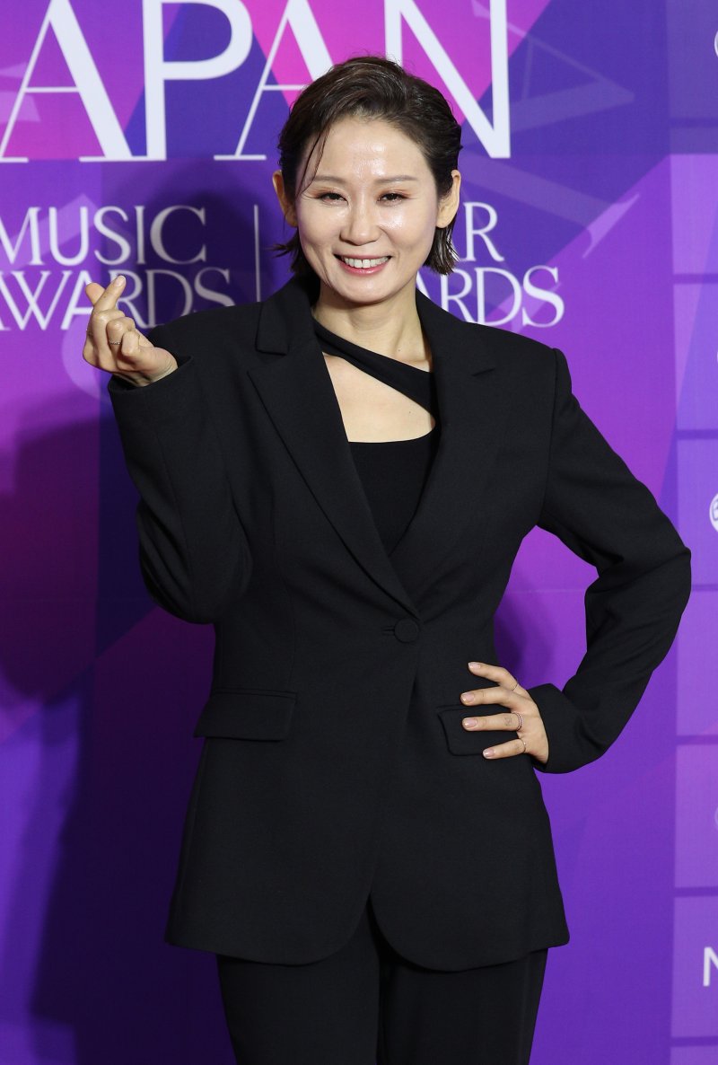 김선영, 강엔터테인먼트와 재계약…오랜 우정 이어간다