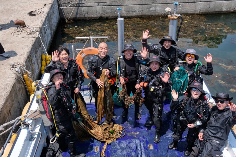 포항제철소 클린오션봉사단이 지난 6월 포항시 해안가에서 해양정화 봉사활동을 하고 있다. 포스코 제공
