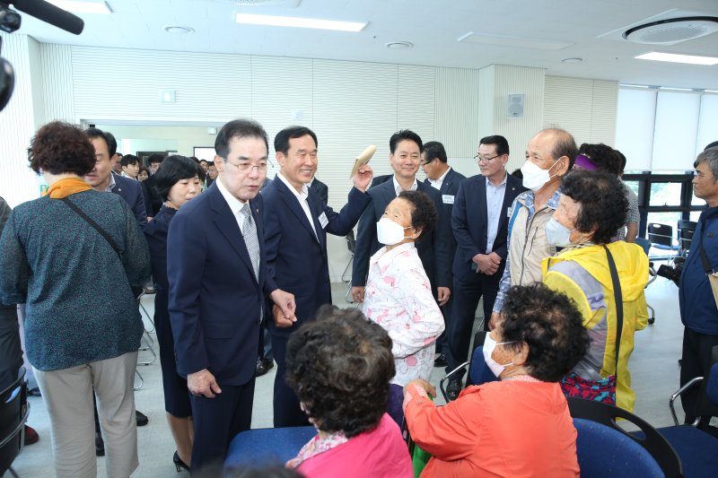 농협중앙회, ‘농업인 행복버스’ 통영 산양면 찾아. 사진 왼쪽에서 첫번째는 이성희농협중앙회장. *재판매 및 DB 금지