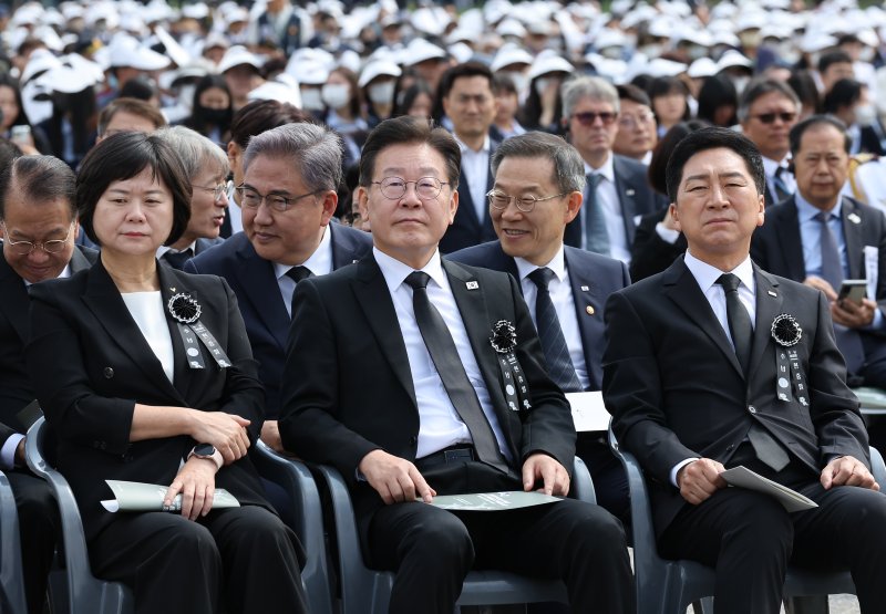 [서울=뉴시스] 홍효식 기자 = 김기현 국민의힘 대표, 이재명 더불어민주당 대표, 이정미 정의당 대표가 6일 서울 동작구 국립서울현충원에서 열린 제68회 현충일 추념식에 참석해 있다. (대통령실통신사진기자단) 2023.06.06. yesphoto@newsis.com