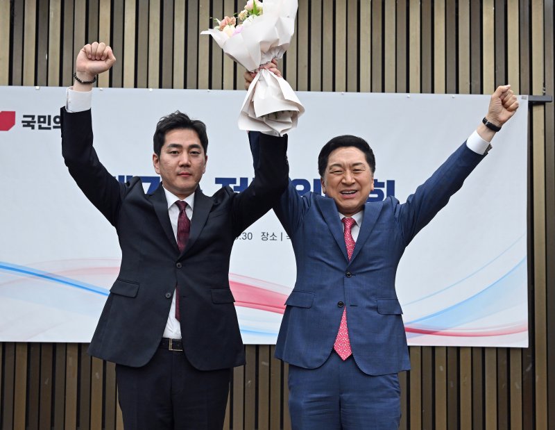 [서울=뉴시스] 추상철 기자 = 김기현 국민의힘 당 대표가 9일 오후 서울 여의도 국회에서 열린 최고위원 당선 결과 발표에서 김가람 신임 최고위원에게 꽃다발을 전달한 후 기념촬영을 하고 있다. (공동취재사진) 2023.06.09. photo@newsis.com