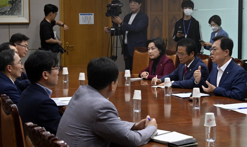 이만희 국회 행정안전위원회 국민의힘 간사와 여당 의원들이 7일 오전 경기 과천 중앙선거관리위원회를 항의 방문해 '특혜 채용' 의혹 관련 감사원 감사를 받을 것을 촉구하고 있다. (공동취재) 2023.6.7/뉴스1 ⓒ News1 민경석 기자