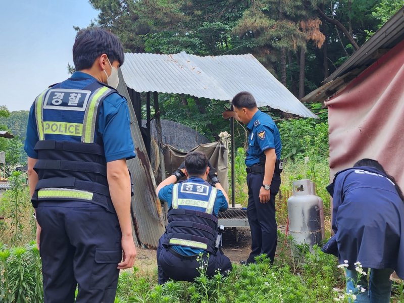 동물권단체 케어와 와치독으로부터 동물학대 의심 신고를 받고 출동한 경찰이 증거를 수집하고 있다. /사진=뉴스1