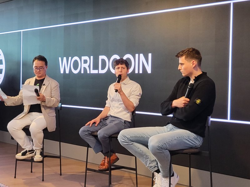 10일 서울 강남구 해시드 오피스에서 진행된 '월드코인 밋업'에서 (왼쪽부터) 손재권 더밀크 대표, 샘 올트먼 오픈AI 대표, 알렉스 블라니아(Alex Blania) 월드코인 창립자가 대담을 나누는 모습.