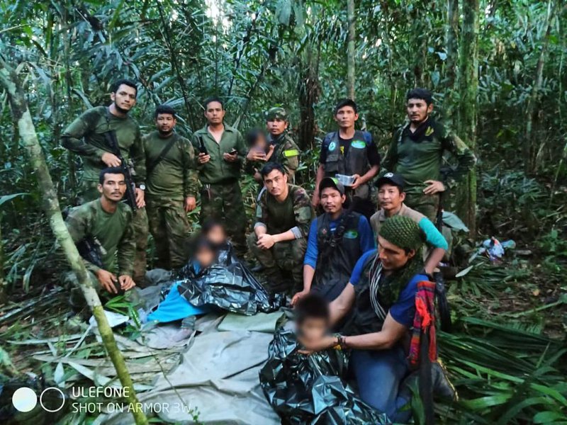 9일 콜롬비아 군 구조대원들이 아마존 열대우림 한복판에서 실종 아동 4명을 구출한 뒤 기념 사진을 찍고 있다. ⓒ 로이터=뉴스1 ⓒ News1 국제부 공용 기자
