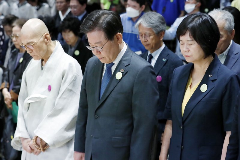 [서울=뉴시스] 최동준 기자 = 10일 서울 명동대성당 꼬스트홀에서 민주화운동기념사업회 주관으로 열린 제36주년 6.10민주항쟁 기념식에서 지선(왼쪽부터) 민주화운동기념사업회 이사장, 이재명 더불어민주당 대표, 이정미 정의당 대표가 묵념을 하고 있다. 2023.06.10. photocdj@newsis.com