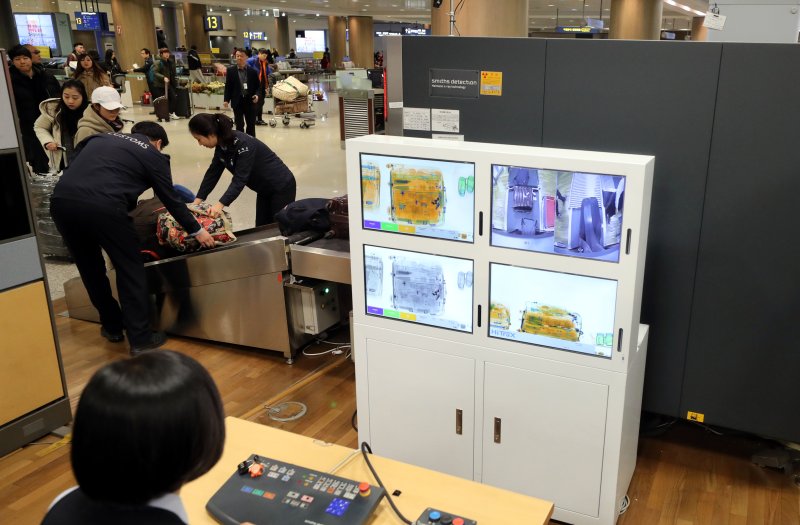 [인천공항=뉴시스]홍찬선 기자 = 인천공항세관 직원들이 인천공항 입국장에서 승객들의 수하물에 대해 X-ray 전수검사를 실시하고 있다. 2023.06.11. mania@newsis.com