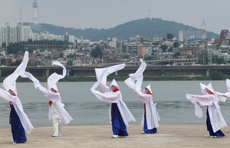 '승무'-번뇌를 덜어줄 무언가를 갈구하다