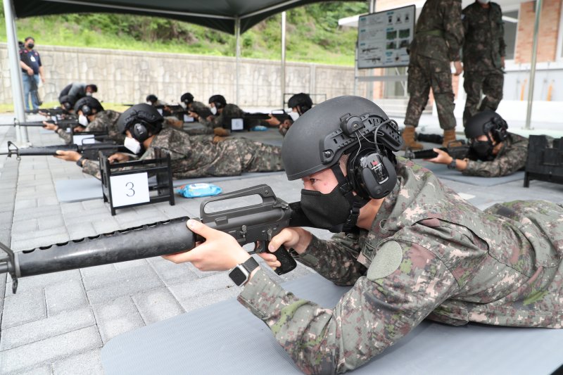2022년 5월 31일 서울 서초구 과학화 예비군훈련장에서 시범 실시된 예비군훈련에서 조교들이 사격훈련을 하고 있다. 사진=국방일보 제공