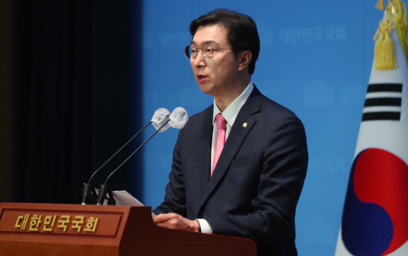 [서울=뉴시스] 추상철 기자 = 강민국 국민의힘 수석 대변인이 지난 4월30일 오후 서울 여의도 국회에서 '윤석열 대통령의 미국 국빈방문 논평' 관련 브리핑을 하고 있다. 2023.04.30. scchoo@newsis.com