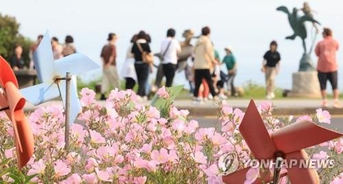 제주 해안도로 나들이 (제주=연합뉴스) 박지호 기자 = 11일 오전 제주시 도두동 해안도로를 찾은 관광객들이 바다 정취를 즐기고 있다. 2023.6.11 jihopark@yna.co.kr