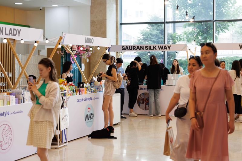 지난 10일 카자흐스탄 알마티 쇼핑몰에서 한국 소비재 상품 판촉전이 개최되는 모습. 코트라 제공