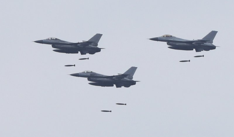 F-16(Fighting Falcon·파이팅 팔콘)이 탐지된 적 포병 갱도와 지휘·지원시설을 향해 항공탄을 투하하는 모습.