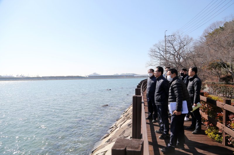 부산진해경제자유구역청 임직원들과 와성지구 개발을 위해 현장을 둘러보고 있는 김기영 청장(왼쪽 두번째)