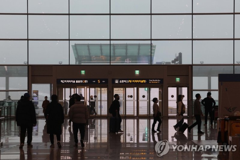 짙은 안개 낀 인천공항 (영종도=연합뉴스) 한종찬 기자 = 1일 오전 인천국제공항 제 2터미널에 짙은 안개가 끼어있다. 2023.2.1 saba@yna.co.kr (끝)