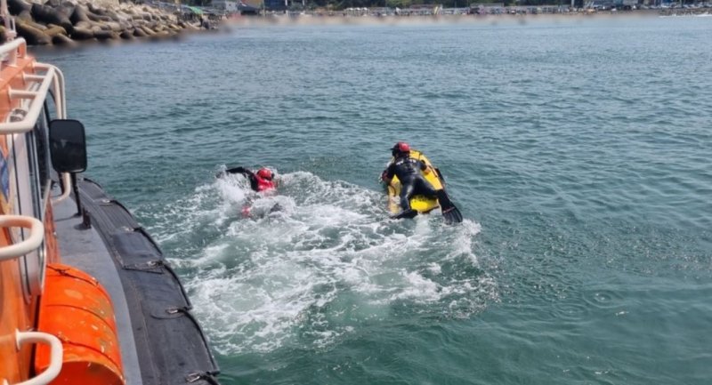 바닷물에 빠진 40대 여성 구조에 나선 해경 (사진=포항해경 제공)