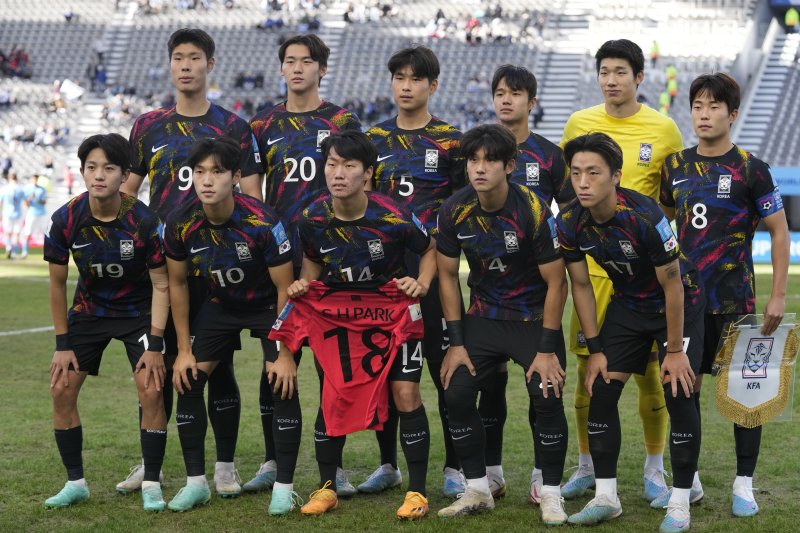 South Korea's players pose for a team photo prior to the FIFA U-20 World Cup the third-place soccer match against Israel at the Diego Maradona stadium in La Plata, Argentina, Sunday, June 11, 2023. (AP Photo/Natacha Pisarenko) /뉴시스/AP /사진=뉴시스 외신화상