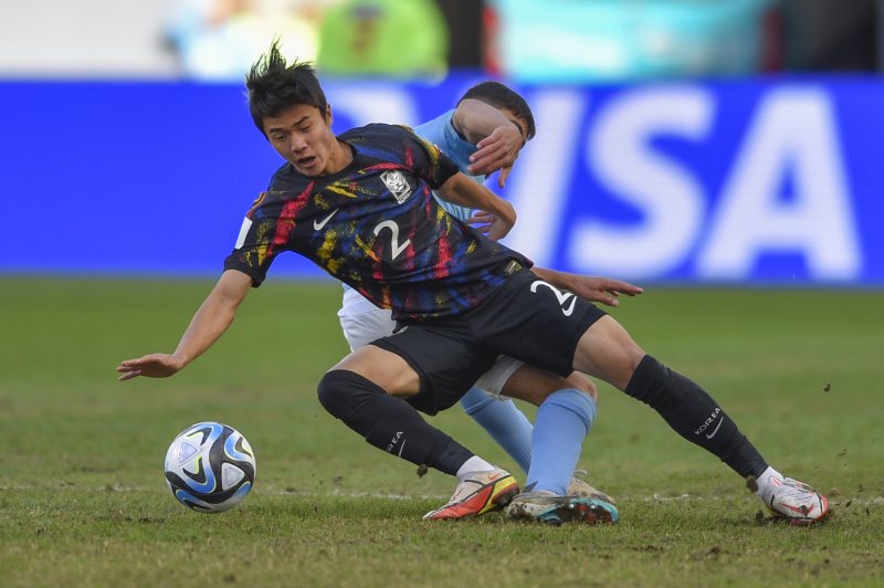 South Korea's Park Chang-woo, front, and Israel's Roy Navi fight for the ball during the FIFA U-20 World Cup the third-place soccer match at the Diego Maradona stadium in La Plata, Argentina, Sunday, June 11, 2023. (AP Photo/Gustavo Garello) /뉴시스/AP /사진=뉴시스 외신화상