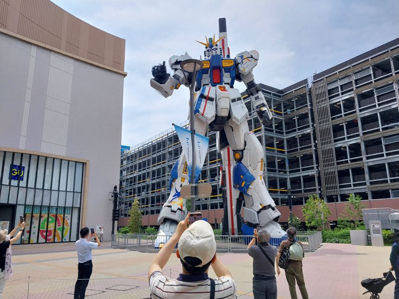 후쿠오카의 대형 쇼핑몰 라라포트 앞에 전시된 대형 건담 동상. 정시에 맞춰 가면 거대 건담 동상이 움직이는 모습을 볼 수 있다. 사진=이환주 기자