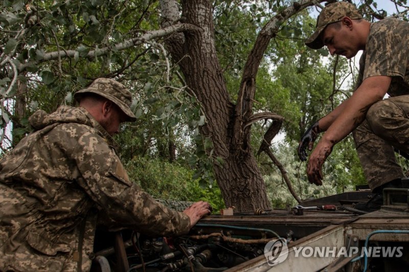 우크라이나군 병사들이 11일(현지시간) 우크라이나 도네츠크주에서 BMP-1 전투차량을 수리하고 있다.로이터연합뉴스