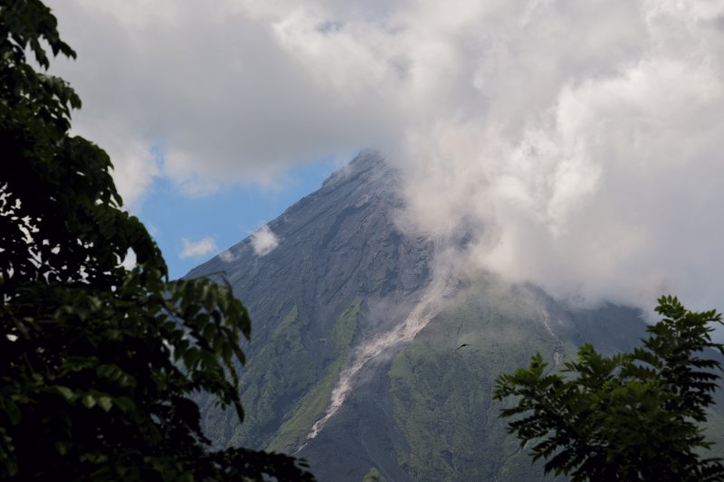 필리핀 중부의 알바이 주 다라가에서 6월9일 바라본 마욘화산. 이 화산은 지난 8일부터 연기를 내뿜기 시작했고 11일 밤부터 불길과 용암을 분출하기 시작해 12000명이 대피했다. /사진=뉴시스