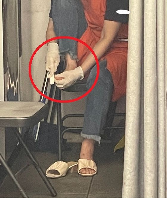 커피 프랜차이즈 '더벤티'의 한 매장 직원이 장갑을 낀 채 발 각질을 정리하고 있는 모습. (온라인 커뮤니티 갈무리)