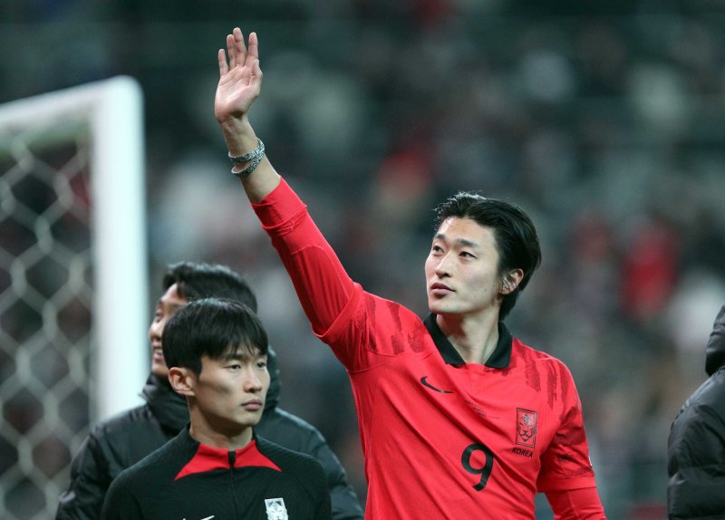 조규성이 28일 오후 마포구 상암동 서울월드컵경기장에서 열린 축구 국가대표 평가전 대한민국과 우루과이의 경기를 마친 뒤 축구 팬들에게 인사하고 있다. 2023.3.28/뉴스1 ⓒ News1 박정호 기자