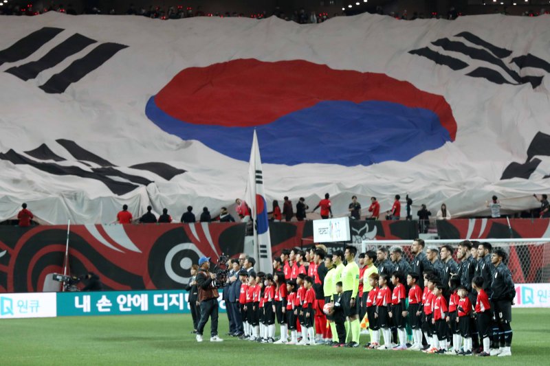 대한민국 축구 국가대표팀 손흥민이 28일 오후 서울 마포구 서울월드컵경기장에서 열린 축구 국가대표 평가전 대한민국과 우루과이의 경기 시작에 앞서 애국가를 제창하고 있다. 2023.3.28/뉴스1 ⓒ News1 민경석 기자