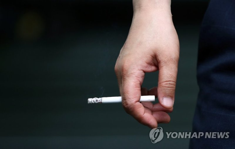 서울시청 앞 흡연 부스에서 시민들이 흡연을 하고 있다. 사진=연합뉴스