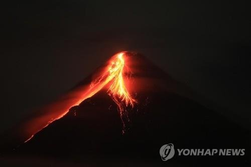 화산 폭발로 용암이 주르르... 1만2000명이 후다닥 대피