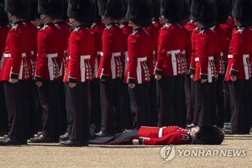 “국왕 축하하다 군인 잡겠네”...英 찰스왕 생일 리허설 중 근위병 실신 ‘속출’