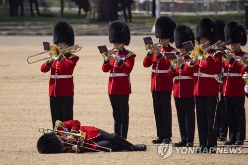 “국왕 축하하다 군인 잡겠네”...英 찰스왕 생일 리허설 중 근위병 실신 ‘속출’