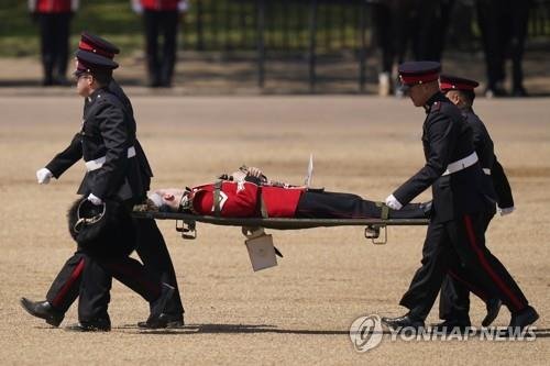 “국왕 축하하다 군인 잡겠네”...英 찰스왕 생일 리허설 중 근위병 실신 ‘속출’