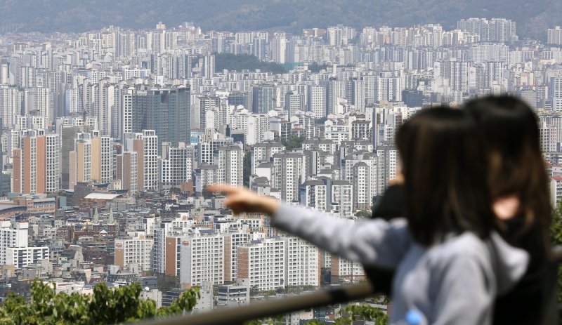 최근 서울 아파트 가격이 강남3구를 중심으로 상승세가 이어지고 있지만 여전히 하락하는 단지들이 적지 않은 것으로 나타났다. 사진은 서울시내 아파트 단지 모습. 뉴시스