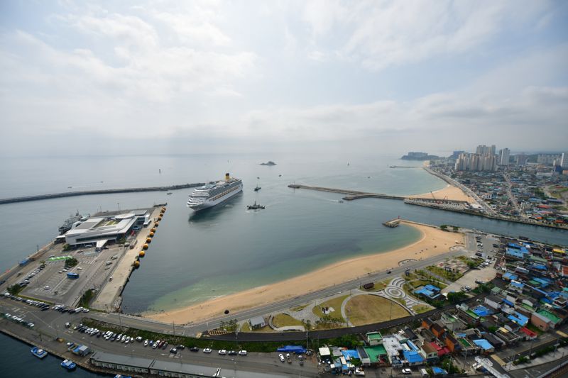 속초항 모항 11만t급 크루즈 12일 4000여명 태우고 일본 출항